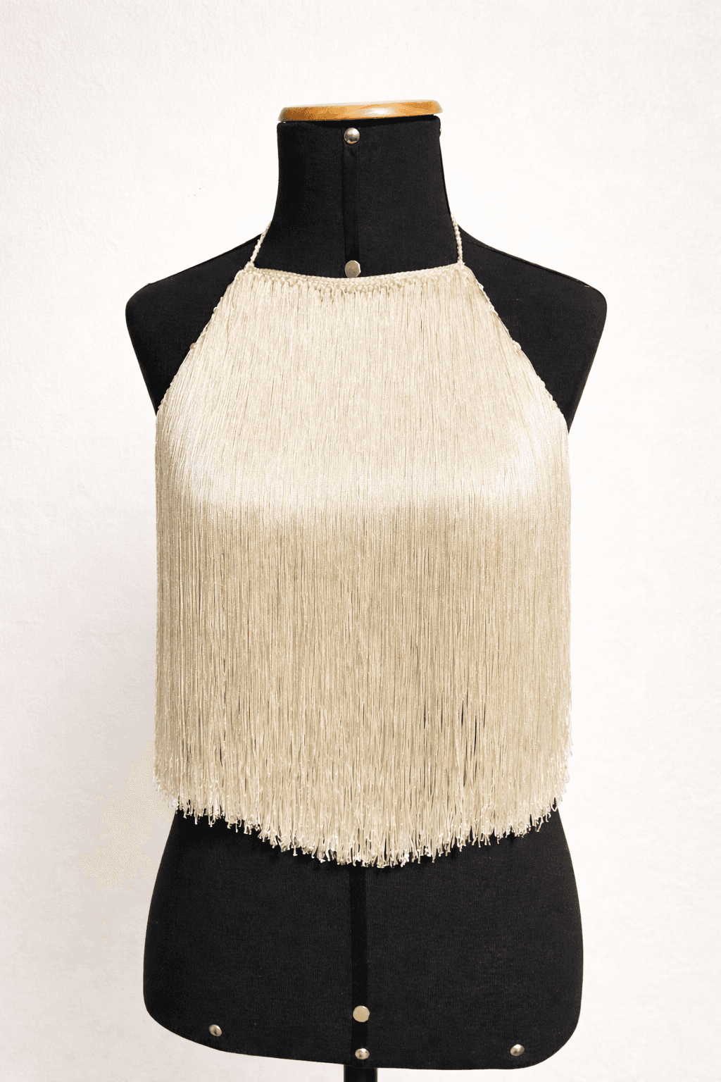 Top de crochê off white com franjas, feito à mão, em manequim, peça versátil feminina artesanal