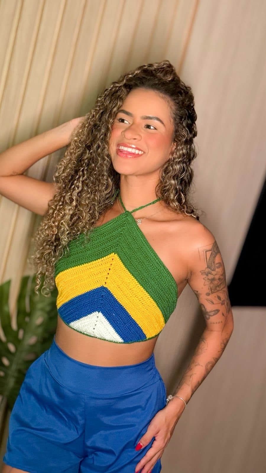 top de crochê colorido com cores do Brasil feito à mão