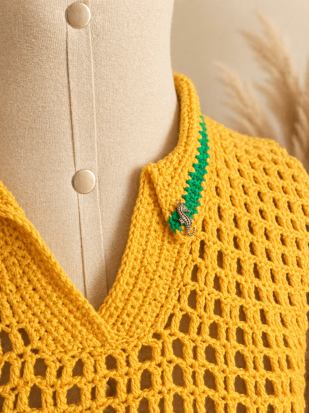 detalhe gola camisa de crochê artesanal brasilcore