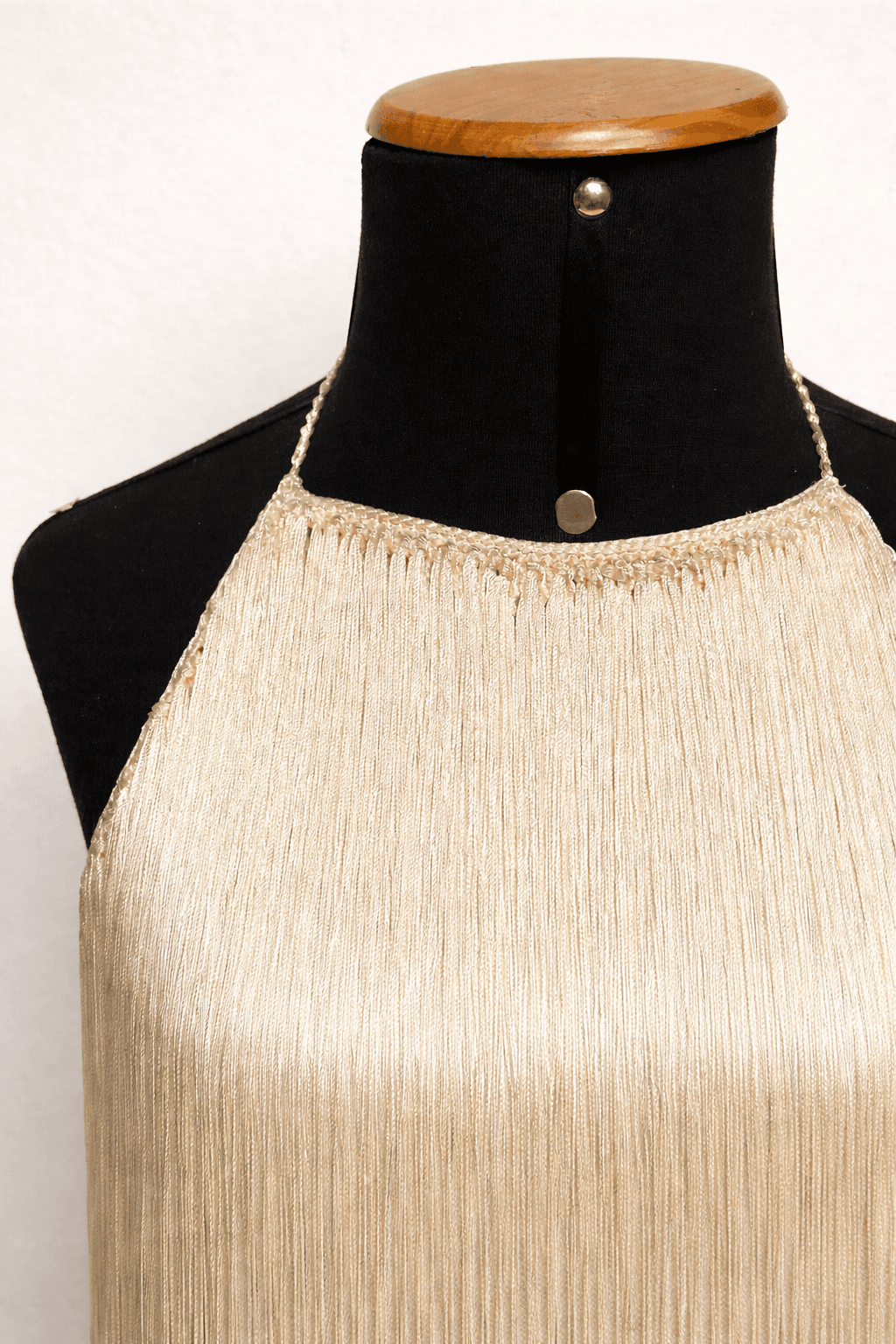 Top de crochê off white com franjas, feito à mão, em manequim, peça versátil feminina artesanal