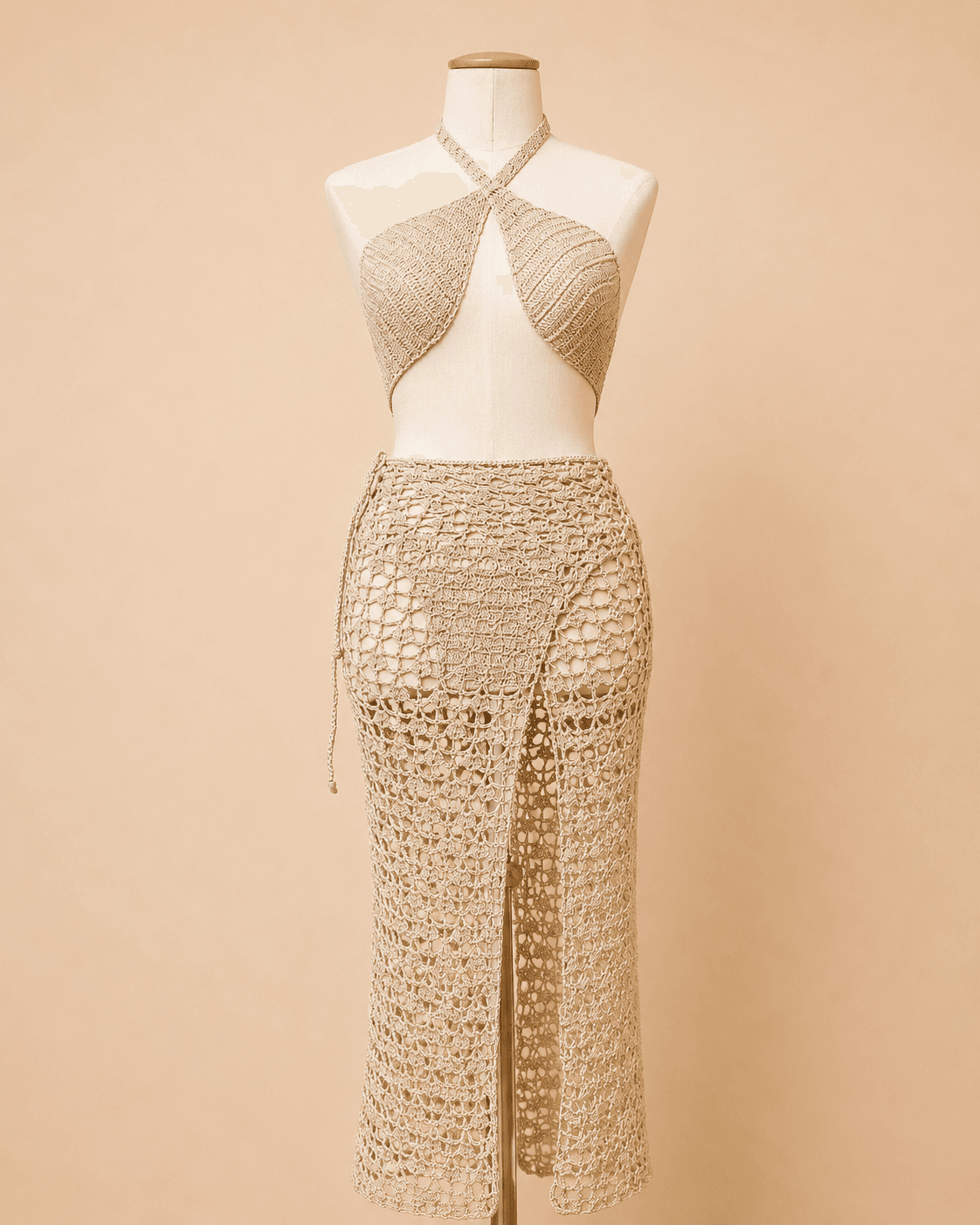 Conjunto de crochê bege com top e saia, feito à mão, exibido em manequim off white com fundo neutro