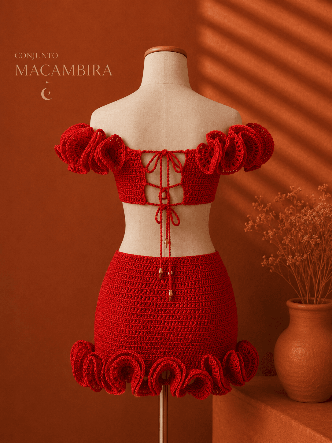Conjunto Macambira em crochê artesanal vermelho chama, inspirado na resistência da macambira e na força do sertão nordestino, pertencente à Coleção LUAR Inverno 2026.