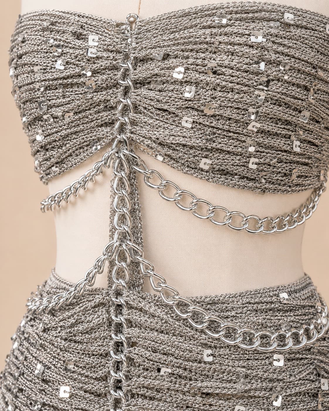 Vestido de crochê prateado com brilho e correntes metálicas estilo festa