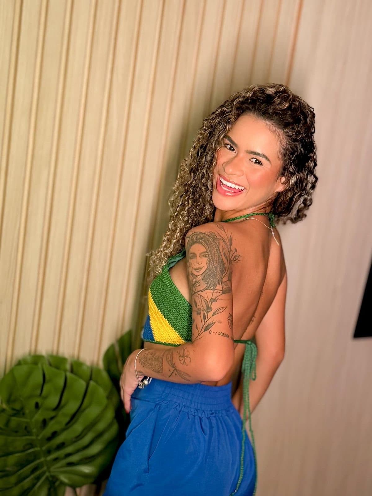 top de crochê colorido com cores do Brasil feito à mão